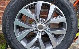 For sale: Brand new 17-inch Diamond Cut, 5-spoke alloy wheel, equipped with a new 'Hankook Optimo' 225/60/R17 tyre, never mounted on a vehicle.