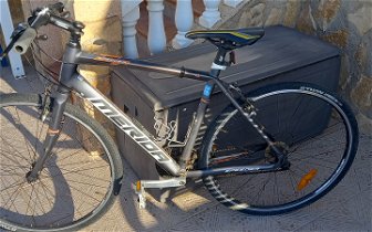 For sale: 2 good quality adult Merida flat bar hybrid/ Road bikes
