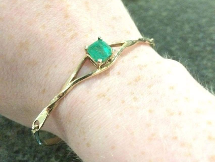Lost: Lost a gold bracelet with an emerald stone in the middle. Could be anywhere between the wagon way at monkseaton metro or Whitley bay beach
