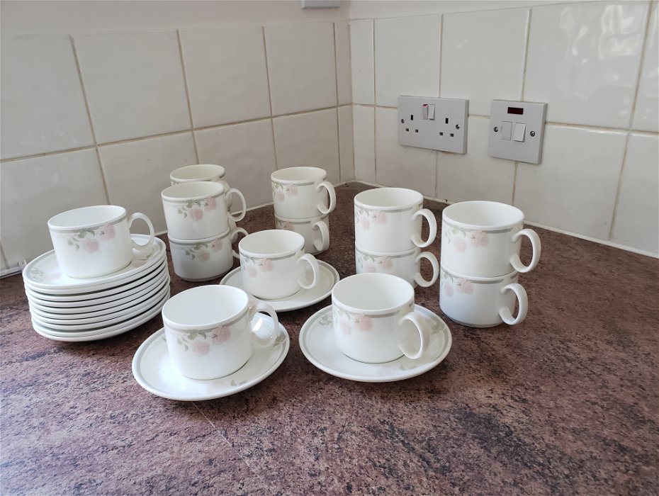 For sale: 12 X cups and saucers