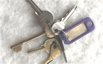 Found: I have found a bunch of keys in Boroughbridge, near the B6265/Aldborough Road junction.