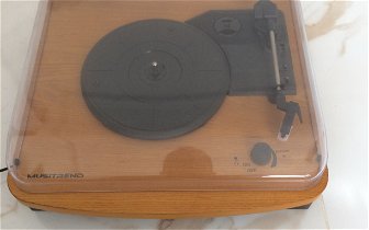For sale: Record player/turntable to play your old 33 and 45 RPM vinyl records