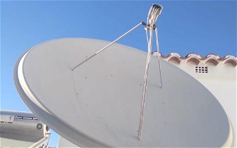 LARGE SATELLITE DISH 6 Ft  HAS LNB with 6 OUTLETS