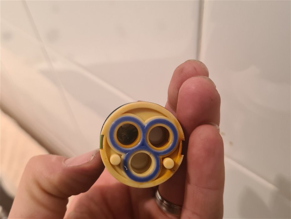 Bath/shower diverter cartridge