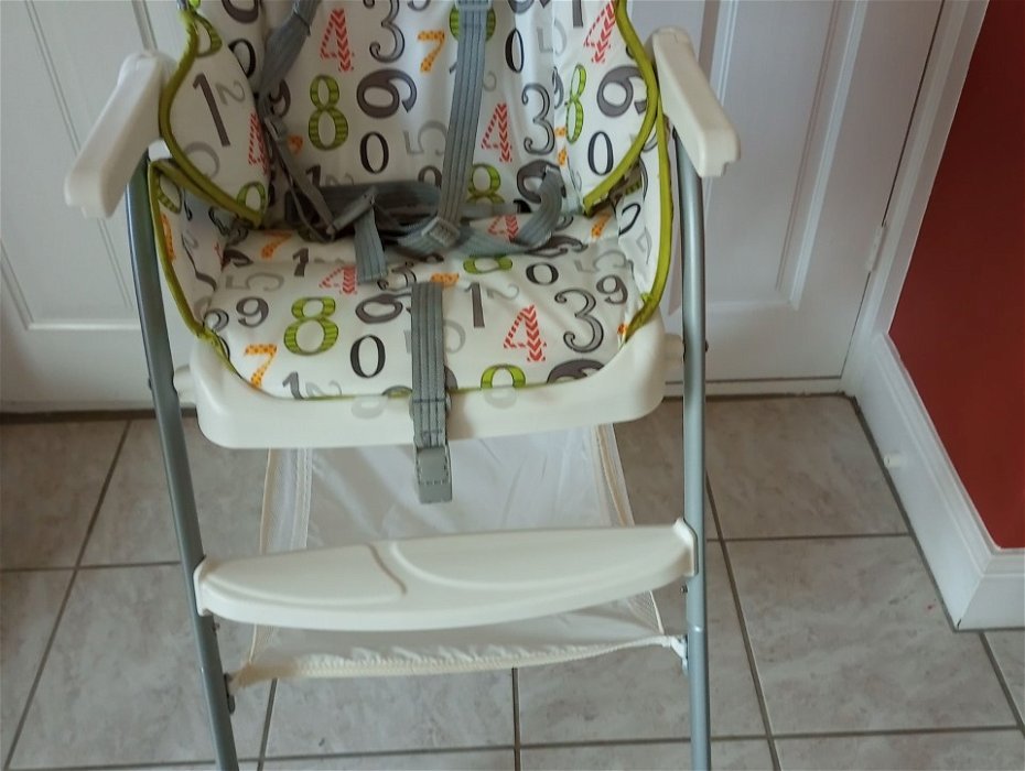For sale: Joie Mimzy Snacker Highchair