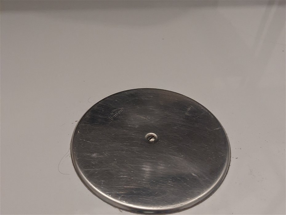 Metal cover in bathroom floor - ventilation?