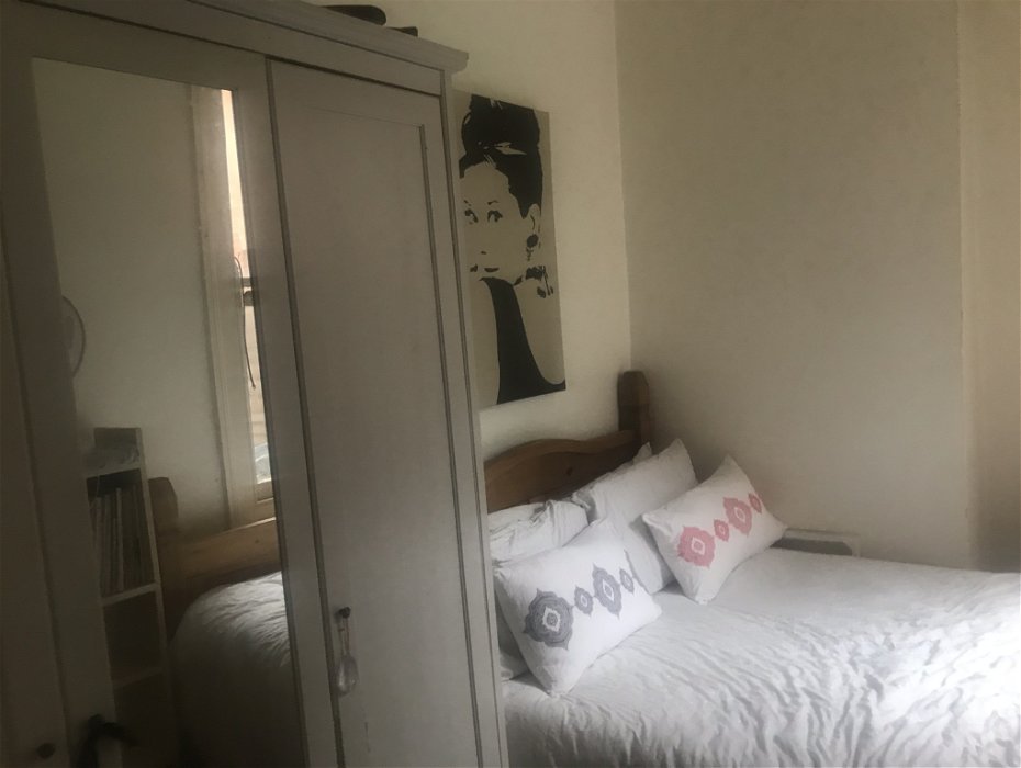 Room to rent in lovely flat beside Lloyd’s park