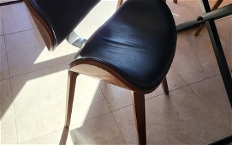 For sale: Black glass table 4 leather chairs